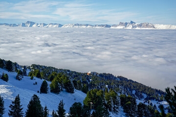 Station de sports d'hiver de Chamrousse (massif de Belledonne), au-dessus d'une mer de nuages et...