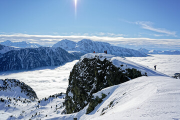 Des skieurs à Chamrousse (massif de Belledonne), avec le Taillefer en arrière-plan