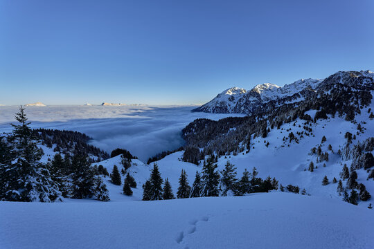 Une mer de nuages et le massif de Belledonne vu depuis Chamrousse