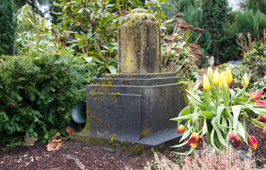schöner alter und kleiner Grabstein auf einem Friedhof in Velbert