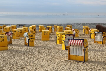 Gelbe Strandkörbe am Strand der Nordsee im Sommer in Cuxhaven