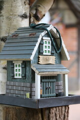 Kleines Vogelhaus als Nistkasten in der Natur vor einem Bauernhaus im Heidegarten Schneeverdingen...