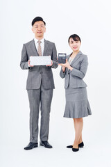 キーボードと計算機を持つスーツ姿の男女