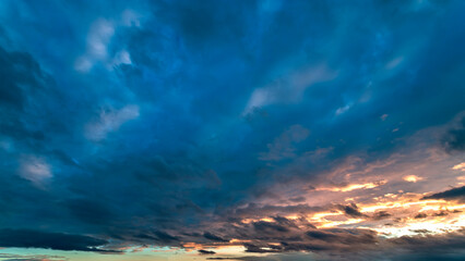 Obraz premium Dramatic sunset with orange clouds. Summer sky on the evening.