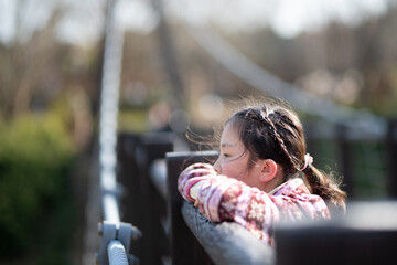 Obraz premium ぼんやりと遠くを眺める少女