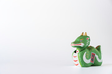 白い背景に干支の龍