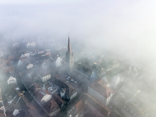 Nebelschwaden ziehen über die Stadt Radolfzell am Bodensee
