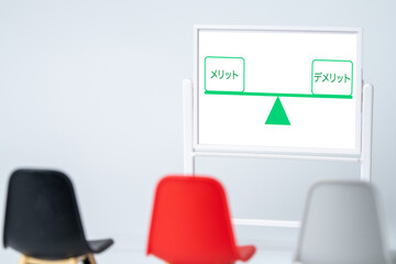 メリットとデメリットを比較するイメージ