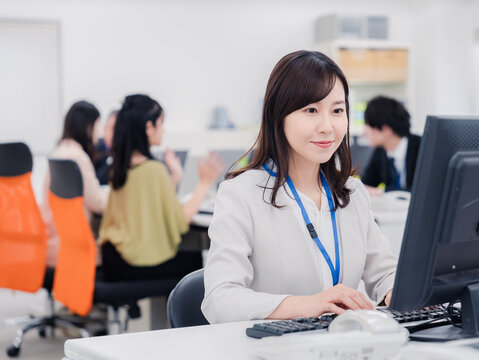 笑顔でデスクワークをする女性