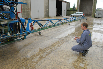 Contrôle technique obligatoire des pulvérisateurs agricoles. Technicien effectuant différents...