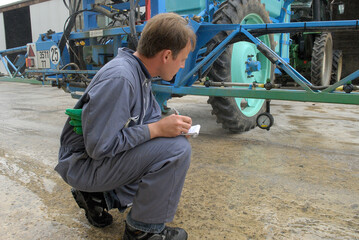 Contrôle technique obligatoire des pulvérisateurs agricoles. Technicien effectuant différents...