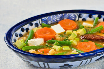 伝統的なメキシコのスープ　カルド・トラルペーニョ　コピースペースあり　Traditional Mexican soup Caldo Tlalpeño with copy space