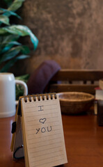 Nota manuscrita con un "te quiero"