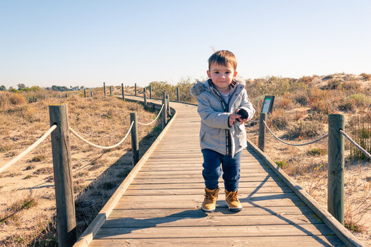 Niño pequeño sobre un puente de madera 