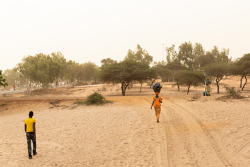 Paisaje de Senegal con dos mujeres y un hombre.