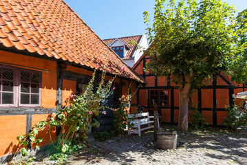 Fachwerkhäuser der alten Färberei mit dem Ostjütland Museum von Ebeltoft, Djursland, Dänemark
