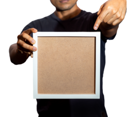 HOMBRE CON UN MARCO VACIO PARA TEXTO EN SUS MANOS, EN PNG SIN FONDO.