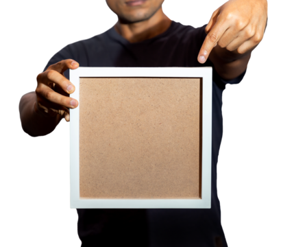 HOMBRE CON UN MARCO VACIO PARA TEXTO EN SUS MANOS, EN PNG SIN FONDO.