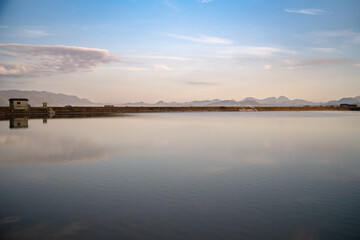 鏡のように広がる水面
