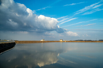 鏡のように広がる水面