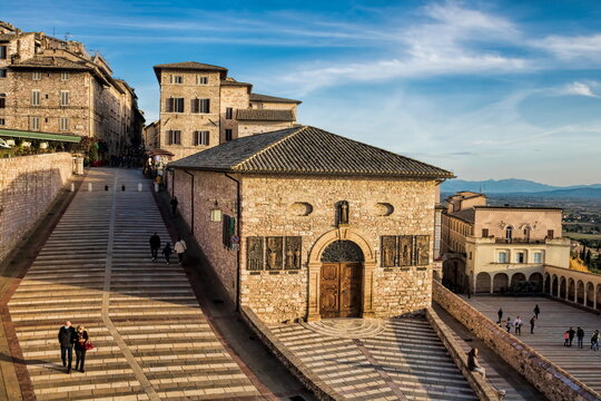 assisi, italien - treppenaufgang an der piazza san francesco
