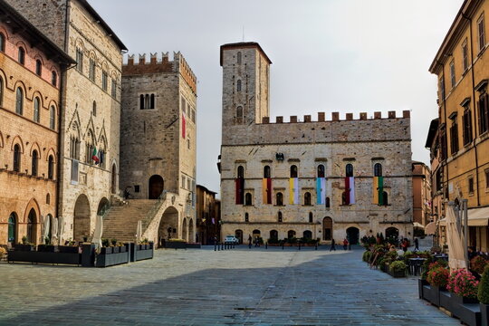 todi, italien - piazza del popolo mit palazzo dei priori