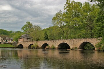 Fototapeta na wymiar Vieux pont du Saillant d'Allassac (Corrèze)