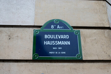 plaque de rue indiquant le boulevard Haussmann, endroit célèbre de Paris regroupant les grands...