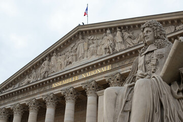 vue sur l'assemblée nationale à Paris, symbole de la démocratie française