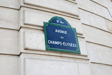 plaque de signalisation de rue indiquant l'avenue des Champs Elysées à Paris. Endroit célèbre de la capitale de la France et plus belle avenue du monde.