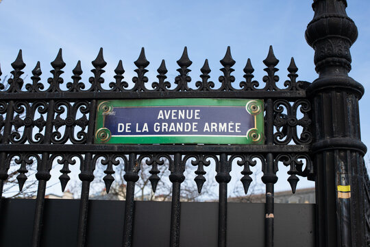 plaque de rue indiquant l'avenue de la grande armée, endroit célèbre de Paris