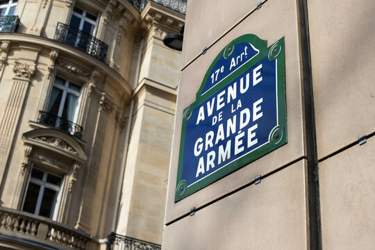 plaque de rue indiquant l'avenue de la grande arm&eacute;e, endroit c&eacute;l&egrave;bre de Paris