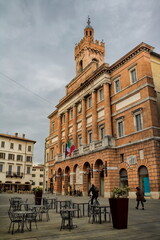 Fototapeta premium foligno, italien - piazza della repubblica mit palazzo comunale