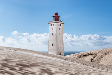 Der Leuchtturm Rubjerg Knude Fyr auf der Wanderdüne Rubjerg Knude an der Küste von Nordjütland,...