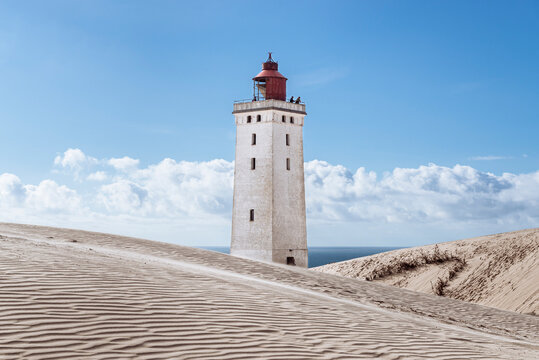 Der Leuchtturm Rubjerg Knude Fyr auf der Wanderd&uuml;ne Rubjerg Knude an der K&uuml;ste von Nordj&uuml;tland, D&auml;nemark