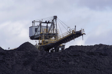 Hałda kopalniana, wydobycie węgla kamiennego w kopalni Bogdanka na lubelszczyźnie i maszyny pracujące. Europejski kryzys energetyczny. - obrazy, fototapety, plakaty