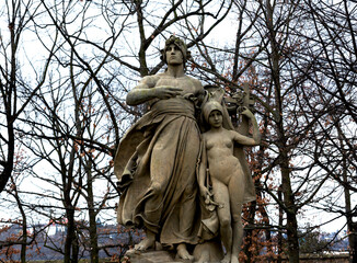 Conjunto escultural aleg&oacute;rico en el parque
