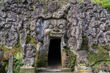 Fototapeta na wymiar The entrance to the elephant cave 