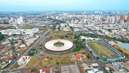 Cruzamento da avenida Leste-Oeste com Rio Branco na cidade de Londrina no estado do paraná Sul do Brasil vista aérea do transito da cidade