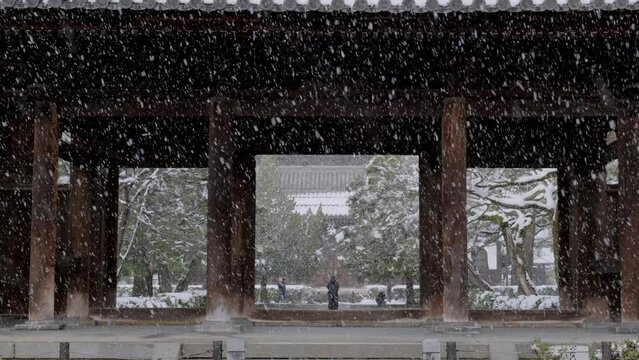雪の京都 建仁寺 三門の雪景色