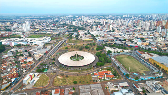 Cruzamento da avenida Leste-Oeste com Rio Branco na cidade de Londrina no estado do paran&aacute; Sul do Brasil vista a&eacute;rea do transito da cidade