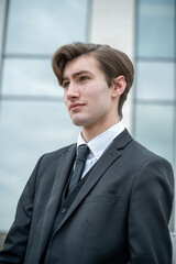 portrait d'un jeune homme élégant à la city