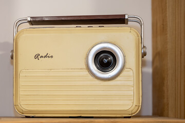radio ancienne rétro jaune et blanc cassé