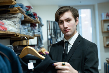 Fototapeta premium homme élégant dans un magasin de vêtements pour homme