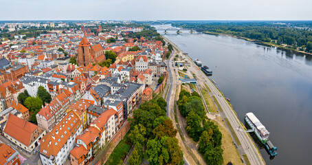 Toruń, promenada nad rzeką Wisła, widok w kierunku wschodnim na średniowieczną część miasta...