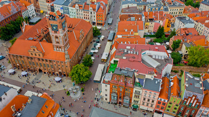 Widok z lotu ptaka na Ratusz Staromiejski, rejon starego miasta. Rynek Staromiejski przy pomniku Kopernika, Toruń	