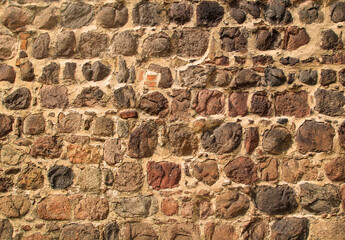 Eine Steinwand mit vielen gebrochenen Steinen. Eine Steintextur.
