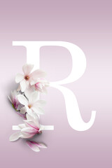Alfabeto di fiori   sullo sfondo rosa con lettera bianca 