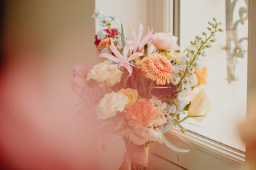 Bouquet de fleurs coloré pour la future épouse