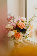 Bouquet de fleurs coloré pour la future épouse